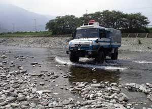  愛媛県警機動隊で河川氾濫を想定した総合救助訓練