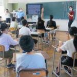 新潟県警が小学生にティーム・ティーチング授業で広報活動