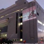 北海道北署が防犯画像を市役所外壁に投影