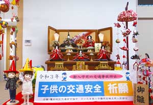 埼玉県岩槻署で交通安全祈願のひな人形飾る