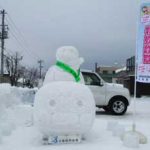 北海道名寄署が「一日防犯雪像」で詐欺被害防止をPR