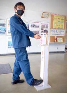 沖縄県警機動隊のロビーにペダル式消毒スタンド設置