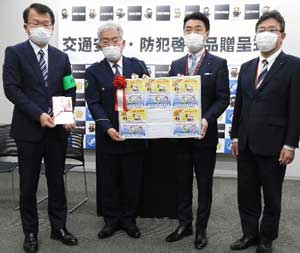  滋賀県警がセキスイハイムから事故防止や防犯啓発のマスクの贈呈受ける