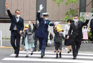  斉藤警視総監が新１年生に横断歩道の渡り方を指導