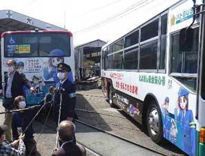  愛知県豊橋署が警察広報ラッピングを路面電車からバスに引き継ぎ