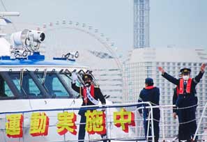  神奈川県横浜水上署が海上から交通事故・詐欺防止を呼び掛け