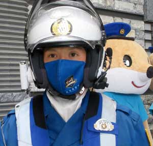 高知県警に損保会社が交通安全マスク等を贈呈