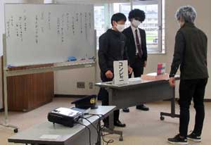 富山県高岡署の若手劇団による詐欺被害防止教室が好評
