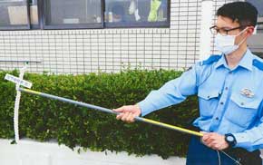 福岡県小郡署が独自の蛇捕獲用具で住民の安全・安心を確保