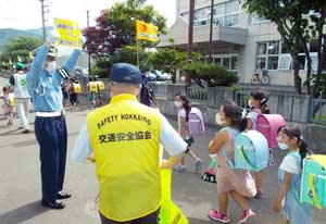 札幌方面手稲署が小学校の通学路で交通安全啓発活動