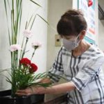 愛知県犬山署を癒す生け花が40年迎える