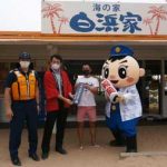 福岡県糸島署が海水浴場で暴排と水難事故防止の啓発キャンペーン