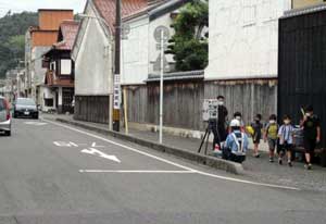  鳥取県倉吉署が可搬式速度違反自動取締装置で子供の見守り活動