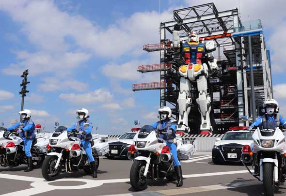  神奈川県警がガンダムと交通安全運動の出発式