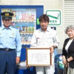 福岡県飯塚署の働き掛けで建設会社の敷地内に犯罪被害者支援の自販機を設置