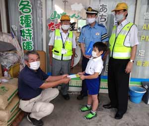  岐阜県養老署が小学1年生による「交通安全愛のメッセージ作戦」を実施