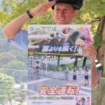 京都府右京署でJRA・デムーロ騎手の交通安全広報ポスター作る
