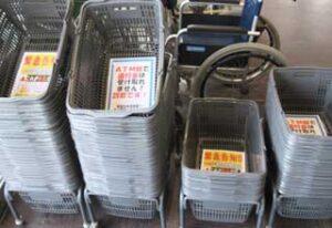 愛媛県四国中央署がスーパー買い物かごに防犯チラシを貼付