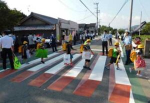  京都府亀岡署が「トリックアート化された横断歩道」を設置