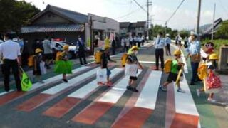 京都府亀岡署が「トリックアート化された横断歩道」を設置 京都府亀岡署が「トリックアート化された横断歩道」を設置