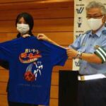 和歌山県和歌山東署が地元女子バスケチームに交通安全啓発Tシャツ贈る