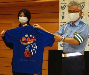  和歌山県和歌山東署が地元女子バスケチームに交通安全啓発Tシャツ贈る