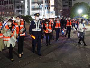 愛知県中署が地域住民と合同防犯パトロール