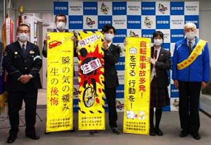 京都府西京署が高校と自転車事故防止啓発の電柱幕作る