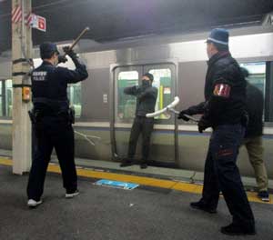  滋賀県大津北署で列車使用の放火襲撃事件対応訓練