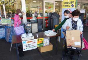  愛知県知多署がスーパー入り口に特殊詐欺被害防止啓発ブースを設置
