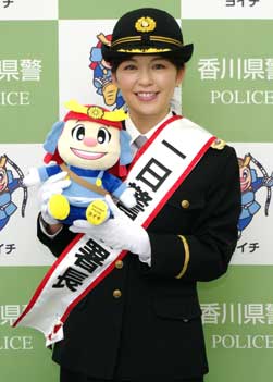  香川県丸亀署がアナウンサー・中野美奈子さんを一日警察署長に委嘱