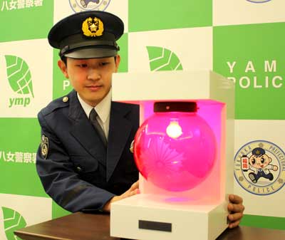  福岡県八女署で警察のシンボル「赤い門灯」の点灯式