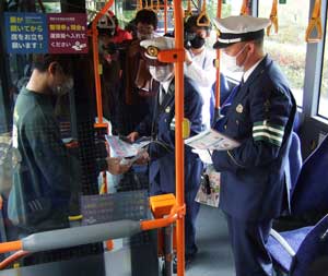 岐阜県警が路線バス内で交通安全広報