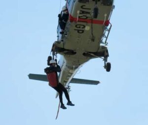 群馬県警で山岳捜索救助隊と航空隊の合同遭難防止訓練