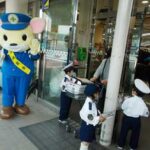 岐阜県下呂署で一日警察官園児の交通安全活動