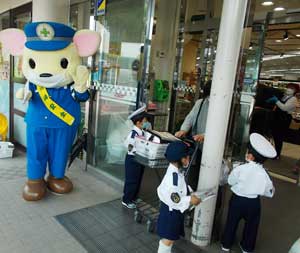  岐阜県下呂署で一日警察官園児の交通安全活動