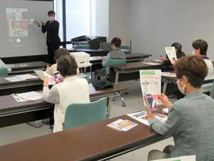 愛知県警で特殊詐欺被害防止のためのスマホ体験教室開く