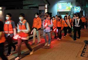 広島県警が学生・地域防犯ボランティア団体と合同夜間パトロール