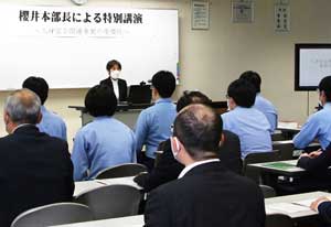  青森県警で櫻井本部長による人身安全関連事案対策の講義