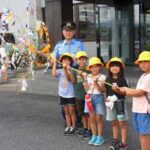 福岡県豊前署が児童から「交通安全七夕飾り」の寄贈を受ける