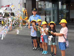  福岡県豊前署が児童から「交通安全七夕飾り」の寄贈を受ける