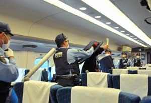 愛知県警鉄警隊がJR東海リニア・鉄道館で進行型殺傷事案対処訓練を実施