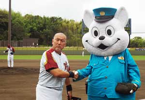 和歌山県田辺署員扮する「きしゅう君」が始球式にサプライズ登板