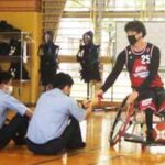 岐阜県警で車いすバスケメダリスト・秋田選手が交通安全活動に尽力