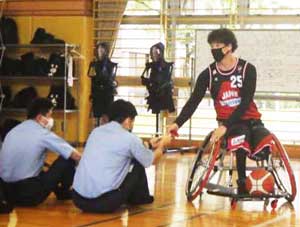  岐阜県警で車いすバスケメダリスト・秋田選手が交通安全活動に尽力