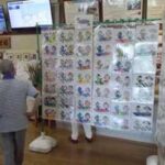 鳥取県智頭署が道の駅で園児の「交通安全塗り絵」飾る