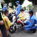愛媛県警交機隊が子供用ミニ白バイで交通安全啓発活動