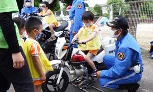 愛媛県警交機隊が子供用ミニ白バイで交通安全啓発活動 | 日刊警察