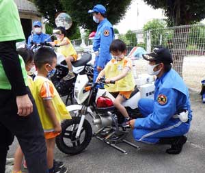  愛媛県警交機隊が子供用ミニ白バイで交通安全啓発活動