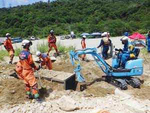  兵庫県警が砕石工場で災害警備訓練を実施